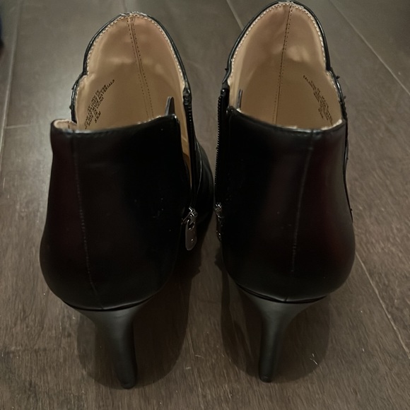 Adrienne Vittadini black ankle heeled bootie 8.5 never worn - Picture 3 of 8